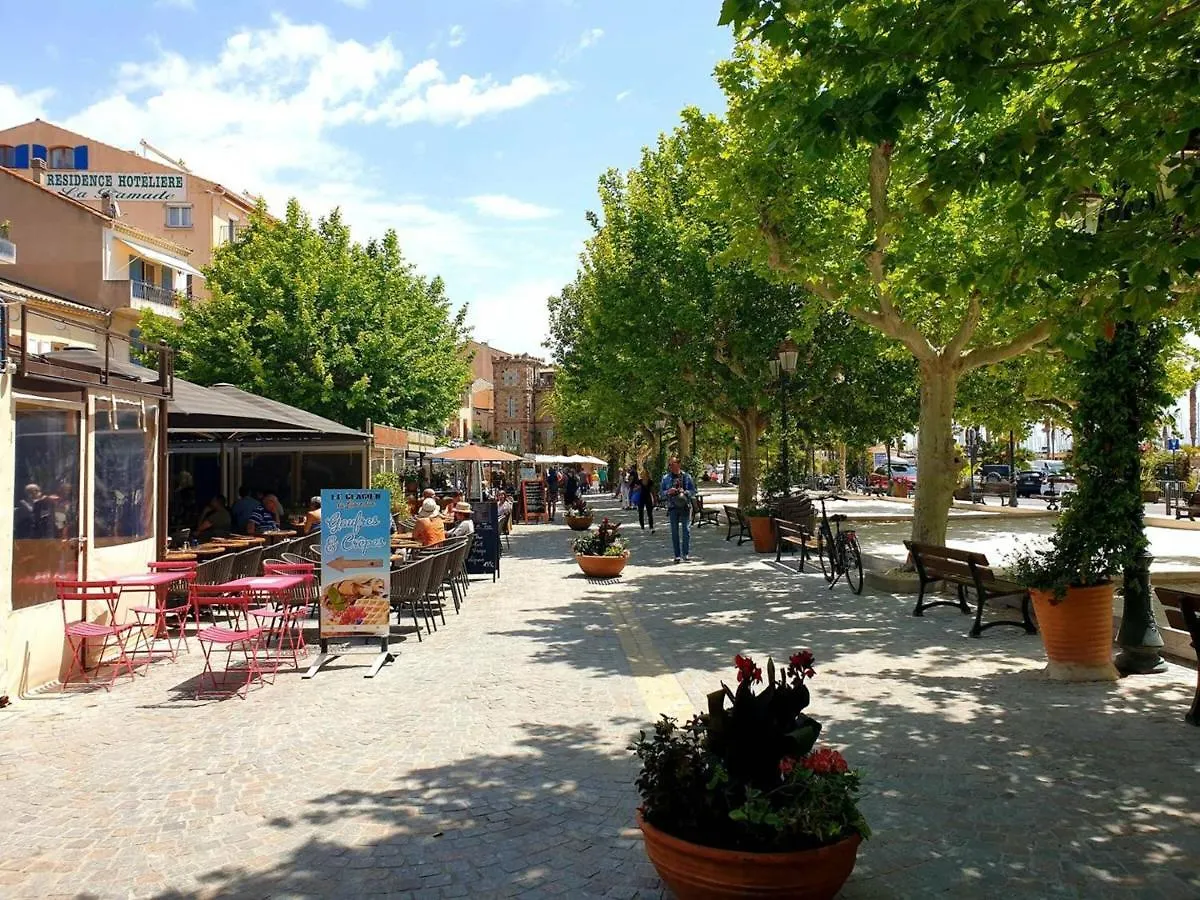 Studio 4 Pers A 500M De La Plage De Saint-Clair, 3 Etoiles, Parking Inclus, Menage Offert - Fr-1-251-398 Le Lavandou 0*,  France